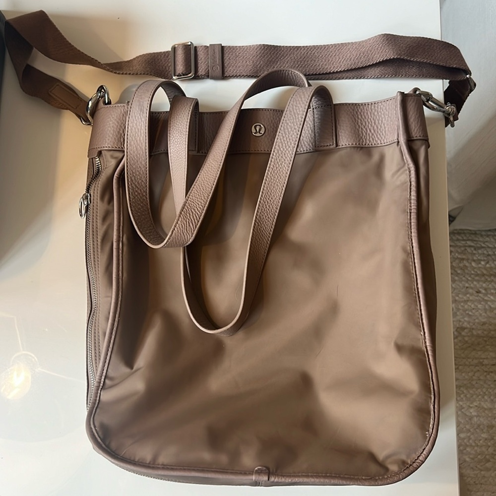 Lululemon adjustable tote bag